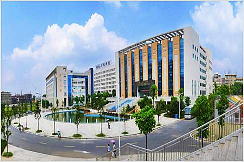 湖南工程職業(yè)技術(shù)學(xué)院位于湖南省長(zhǎng)沙市，是一所國(guó)有公辦全日制普通高等院校。新建的報(bào)告廳/會(huì)議室按照會(huì)議培訓(xùn)型標(biāo)準(zhǔn)進(jìn)行設(shè)計(jì)，系統(tǒng)建成后會(huì)場(chǎng)聲場(chǎng)均勻，配套TM系列數(shù)字會(huì)議發(fā)言系列，高保真還原與會(huì)發(fā)言者現(xiàn)場(chǎng)聲音，達(dá)到廳堂類(lèi)會(huì)議建設(shè)一級(jí)標(biāo)準(zhǔn)。一套中控系統(tǒng)的配置，在實(shí)際使用中，通過(guò)手機(jī)或平板即可開(kāi)關(guān)機(jī)柜設(shè)備，投影機(jī)投影幕設(shè)備及照明燈光窗簾等電子電動(dòng)設(shè)備，帶來(lái)方便快捷的用戶(hù)體驗(yàn)。會(huì)議室配置的無(wú)線(xiàn)U段數(shù)字會(huì)議發(fā)言系列，結(jié)合了會(huì)議室移動(dòng)會(huì)議的特點(diǎn)，極佳保證會(huì)議效果。