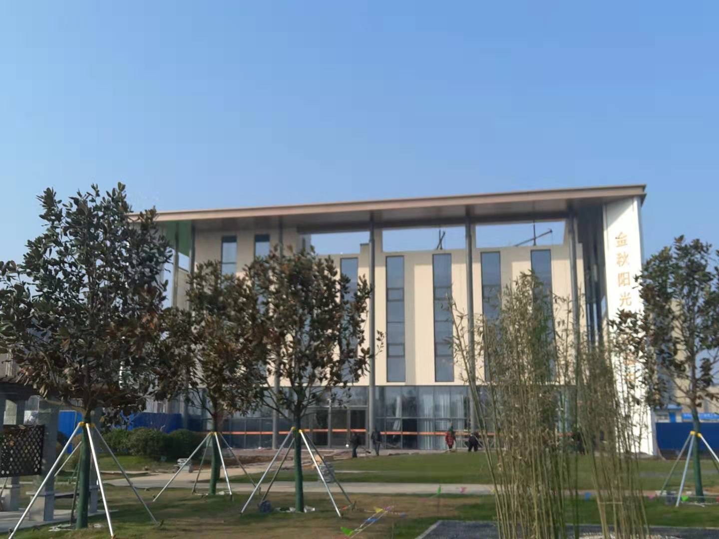 金秋陽光養(yǎng)老產(chǎn)業(yè)園引進(jìn)國外高端技術(shù)設(shè)備并具有自主研發(fā)實(shí)力國內(nèi)頂尖醫(yī)養(yǎng)結(jié)合的養(yǎng)老機(jī)構(gòu)。金秋陽光養(yǎng)老產(chǎn)業(yè)園項目以會員制老年社區(qū)為依托，杰佳通智慧養(yǎng)老平臺為金秋陽光打造以居家養(yǎng)老、社區(qū)養(yǎng)老和機(jī)構(gòu)養(yǎng)老三位一體的全新養(yǎng)老模式，為老年人提供生活服務(wù)、健康服務(wù)與快樂服務(wù)，力求打造高端品質(zhì)的老年俱樂部。