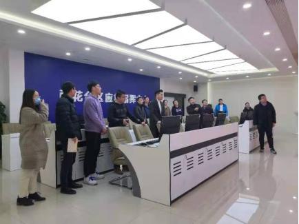 2020年到2021年，該區(qū)先后投資1500萬元建成區(qū)應急指揮中心，整合區(qū)級各部門應急平臺和資源系統(tǒng)，目前已初步實現(xiàn)應急預案數字化、指揮調度可視化、處置資源共享化，具備城市風險源普查、危化品檢測預警、可視化應急指揮調度、重大事故專家“同框會診”等功能，安徽省肥西縣、江蘇省鹽城市等地的同行紛紛慕名前來參觀學習。據該區(qū)應急局局長王惠強介紹，“十四五”期間，他們還將下大力通過信息化推進應急管理現(xiàn)代化，提高監(jiān)測預警能力、監(jiān)管執(zhí)法能力、輔助指揮決策能力、救援實戰(zhàn)能力和社會動員能力，明年將再次投資1000萬元用于推進“九小場所”安全管家項目和用電安全監(jiān)管服務系統(tǒng)（試點）項目，積極探索智慧安防工作運用和推廣