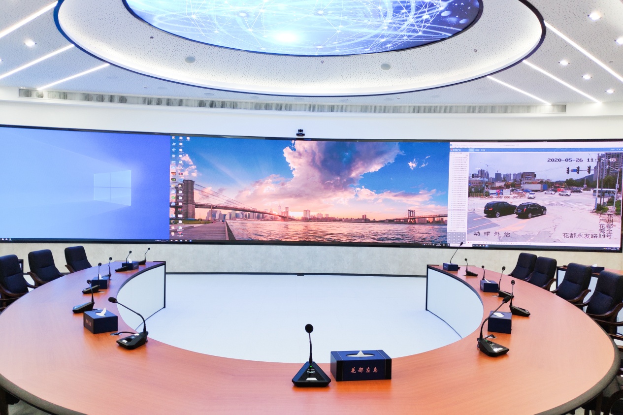 指揮中心是在城市應急指揮系統(tǒng)上整合和利用城市現(xiàn)有資源的基礎上，采用現(xiàn)代信息等先進技術，建立集通信、指揮和調度于一體，高度智能化的城市應急系統(tǒng)，構建平戰(zhàn)結合、預防為主的應急指揮平臺，實現(xiàn)公共安全從被動應付型向主動保障型、從傳統(tǒng)經驗型向現(xiàn)代高科技型的戰(zhàn)略轉變，全面提升城市應急管理水平。